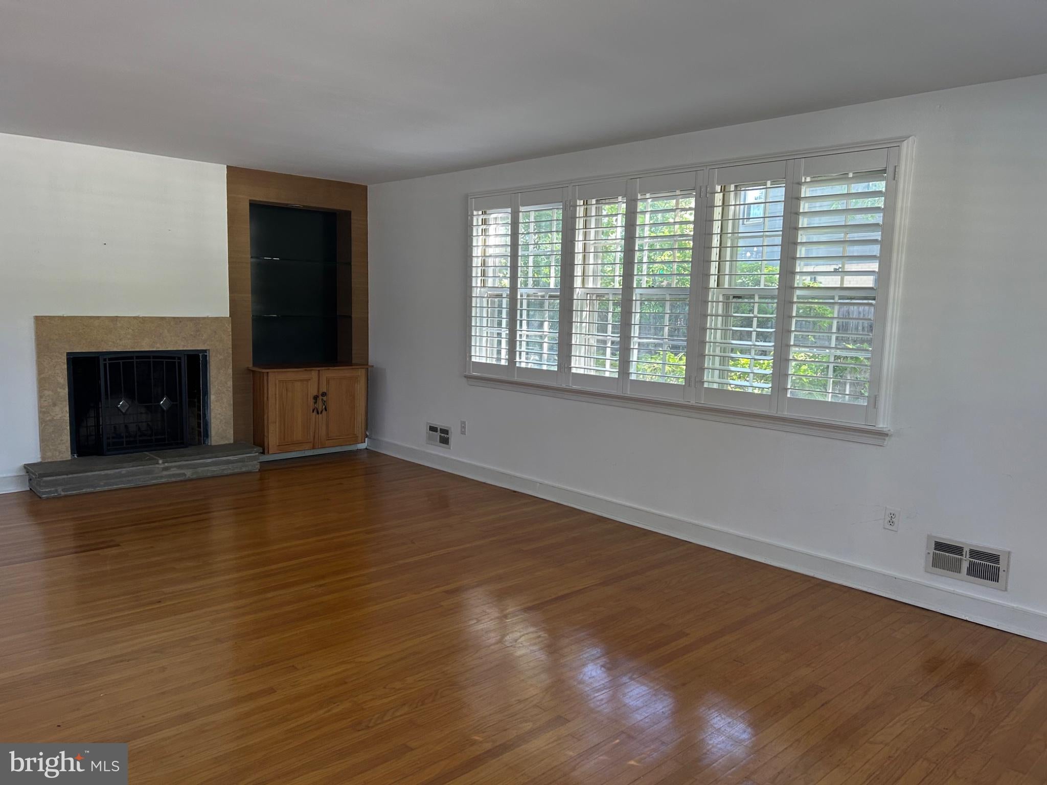 1129 W WYNNEWOOD ROAD