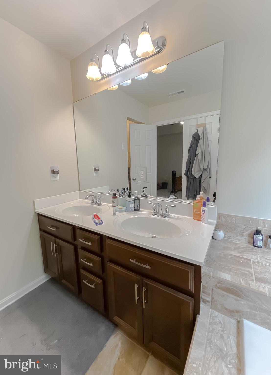 ELIZABETH HILLS PHASE 1 - Residential Lease