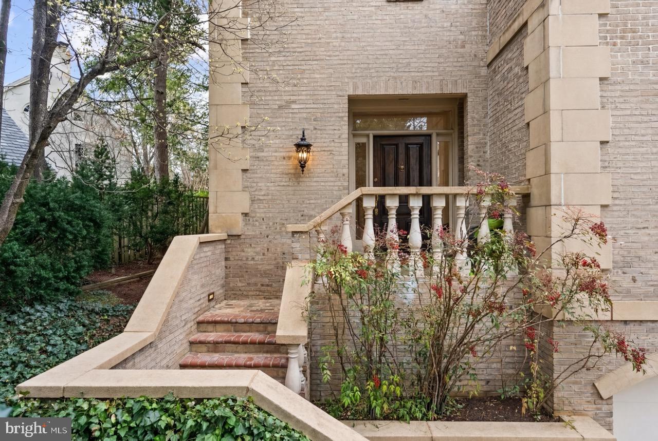 4613 CHARLESTON TERRACE NW