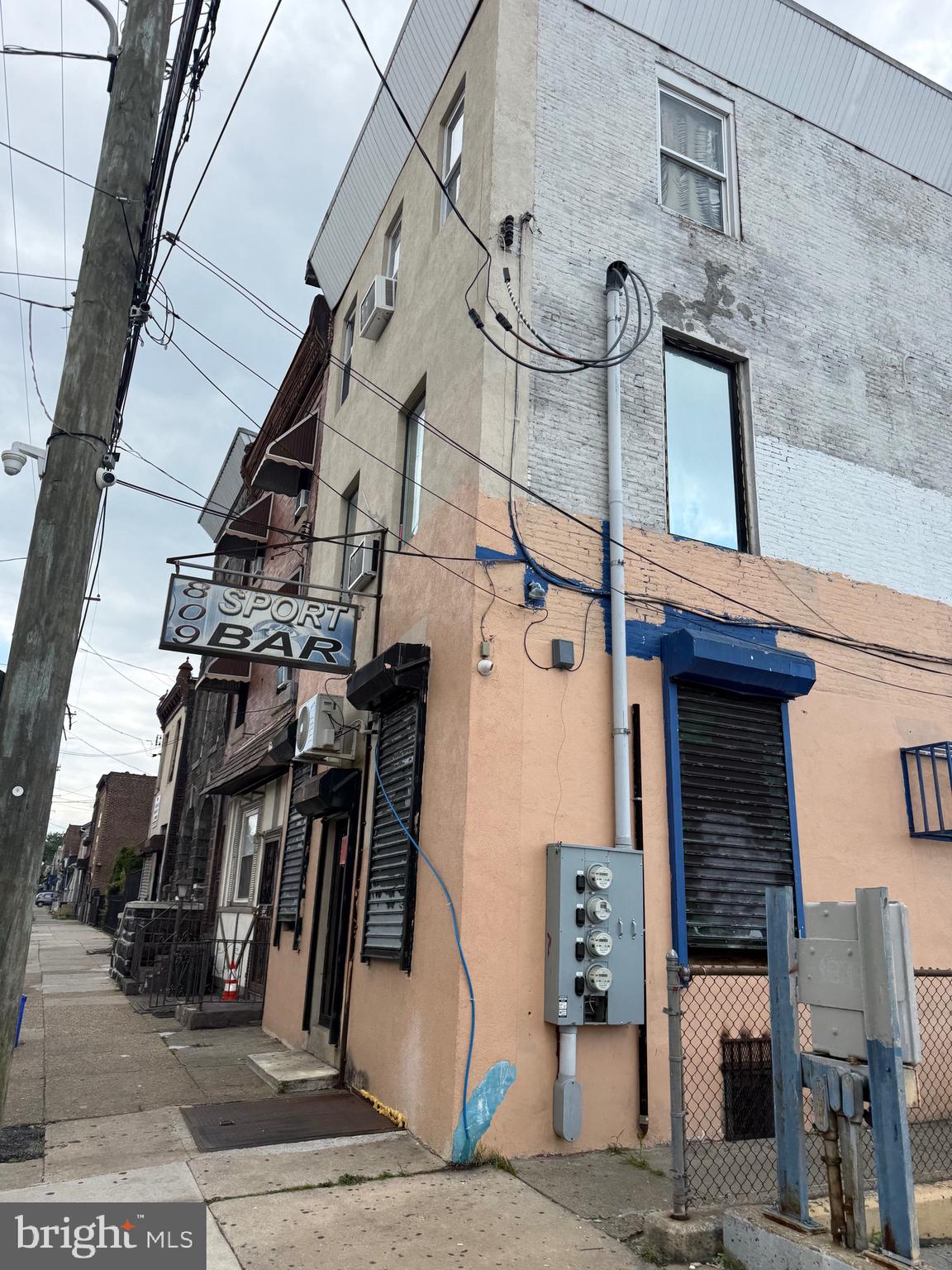 Fantastic Investment Opportunity! This fully occupied, income-producing commercial building features three updated and versatile units. The first floor hosts a modern bar generating $2,500/month. Upstairs, a stylish barbershop with over six stations brings in $1,000/month. The spacious third floor offers a 1-bedroom apartment renting for $800/month, complete with a large bathroom, shower, and jacuzzi. Total monthly income of $4,300 with no leases in place, giving flexibility for future plans. The bar and barbershop businesses may also be sold separately. Don’t miss this chance to own a turnkey asset in a high-demand area!