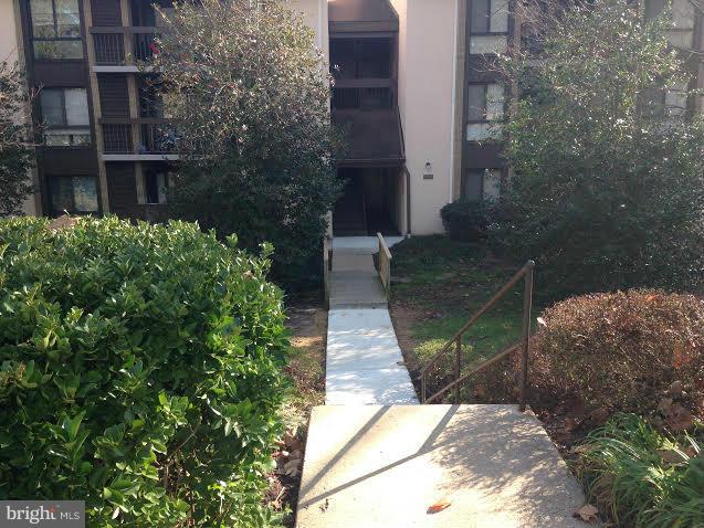 MAIN FLOOR, 2 LARGE BEDROOMS, OPEN FLOOR PLAN, LOTS OF WINDOWS AND A SLIDING DOOR TO BACK, CENTRAL LOCATION IN COLUMBIA, EASY ACCESS TO DC AND BALTIMORE, MAJOR HIGHWAYS, SHOPPING, AND SCHOOLS, IMMEDIATE OCCUPANCY