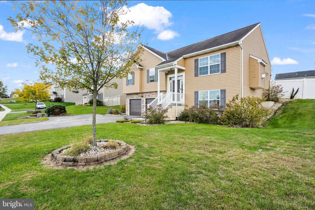 Photo of 23 Waterfowl Way, ELIZABETHTOWN, PA 17022 (MLS # PALA2078524)