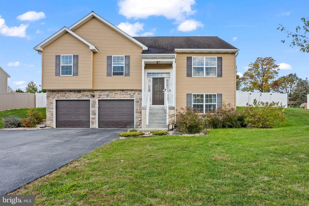 Photo of 23 Waterfowl Way, ELIZABETHTOWN, PA 17022 (MLS # PALA2078524)