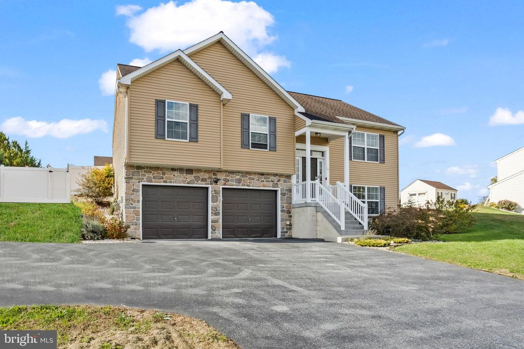 Photo of 23 Waterfowl Way, ELIZABETHTOWN, PA 17022 (MLS # PALA2078524)