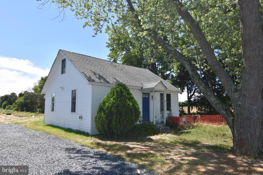 Cottage in Leonardtown with 2nd story loft.  Hardwood floors in dining room.  Deck on rear.  Shared driveway.