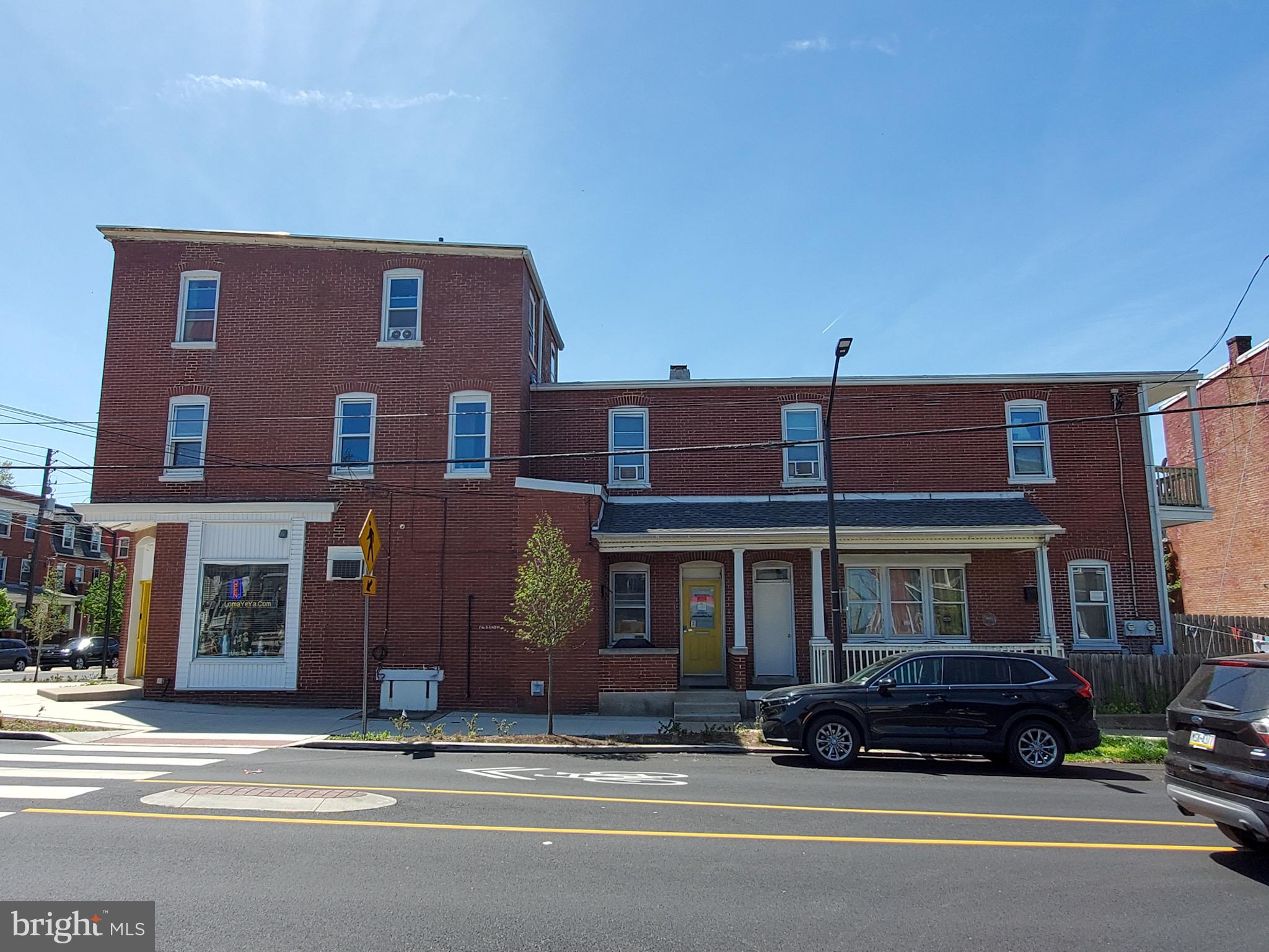 Main image without alt text