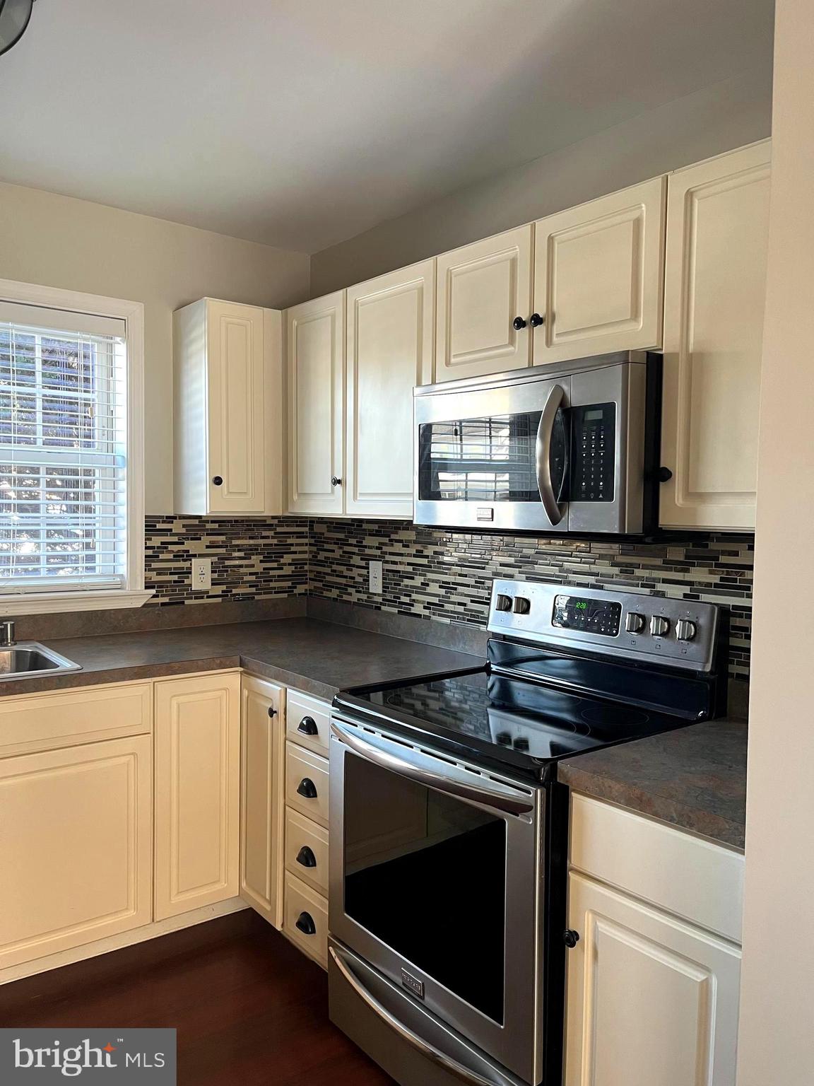 BEAUMONT SQUARE - Residential Lease