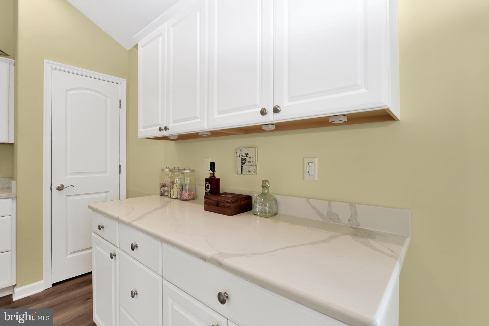 CAPTAIN'S COVE - Residential