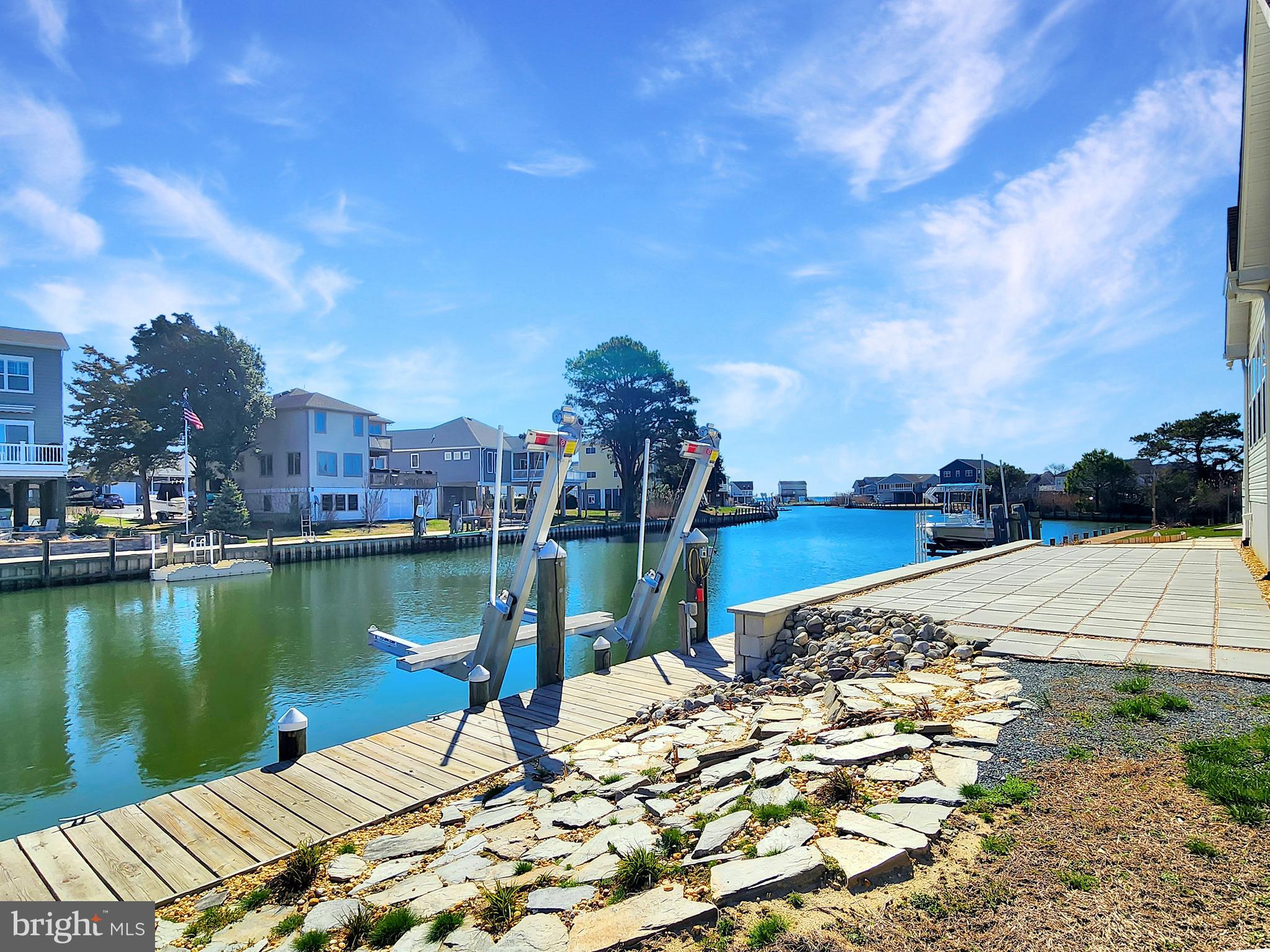 CAPTAIN'S COVE - Residential