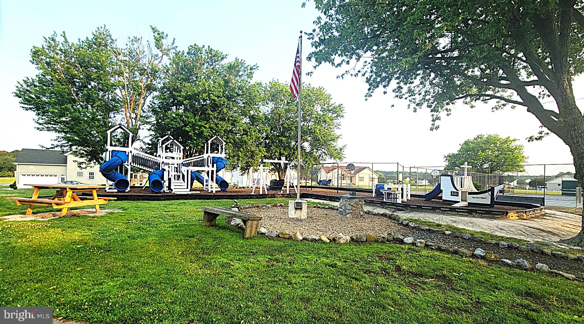 CAPTAIN'S COVE - Residential