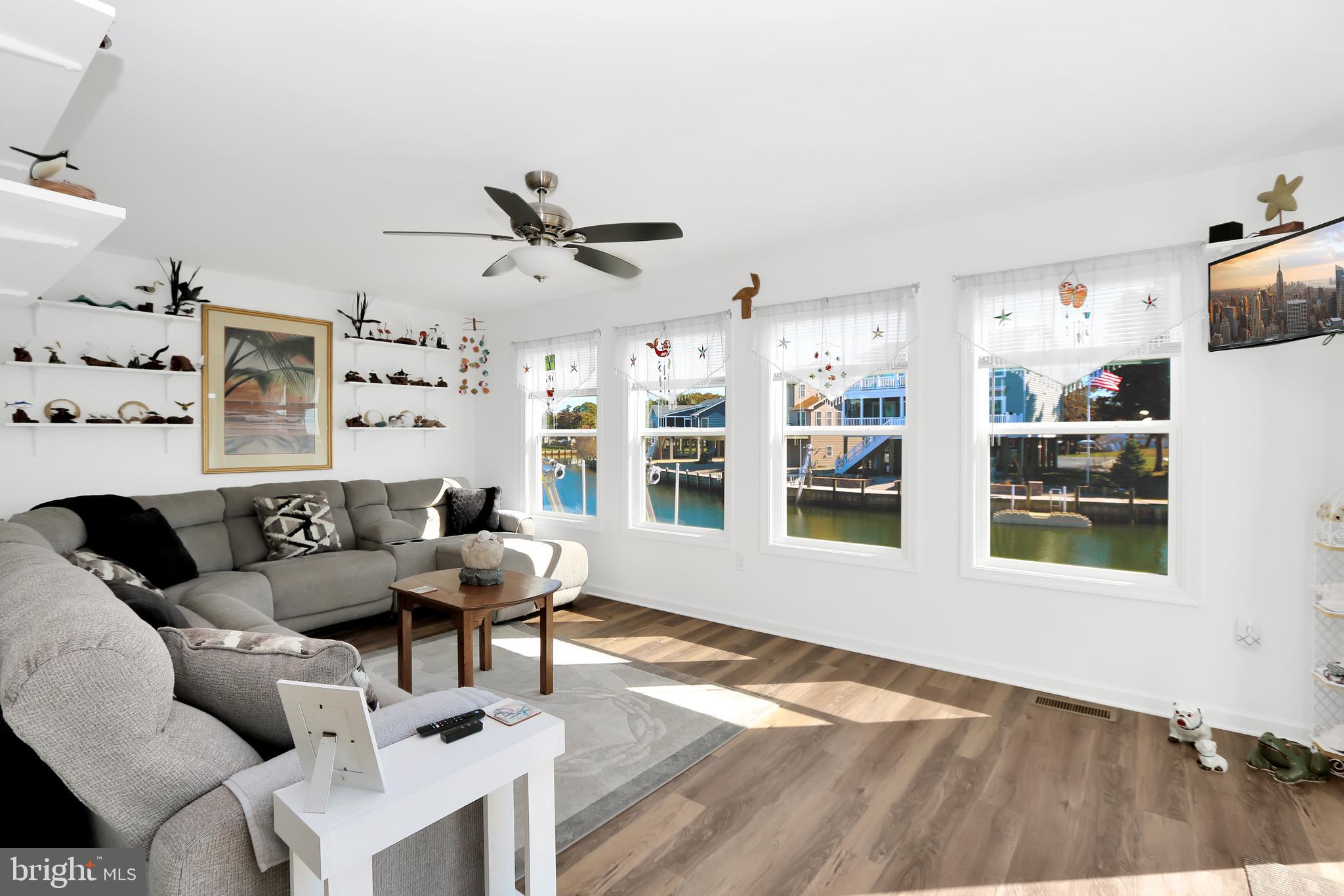 CAPTAIN'S COVE - Residential