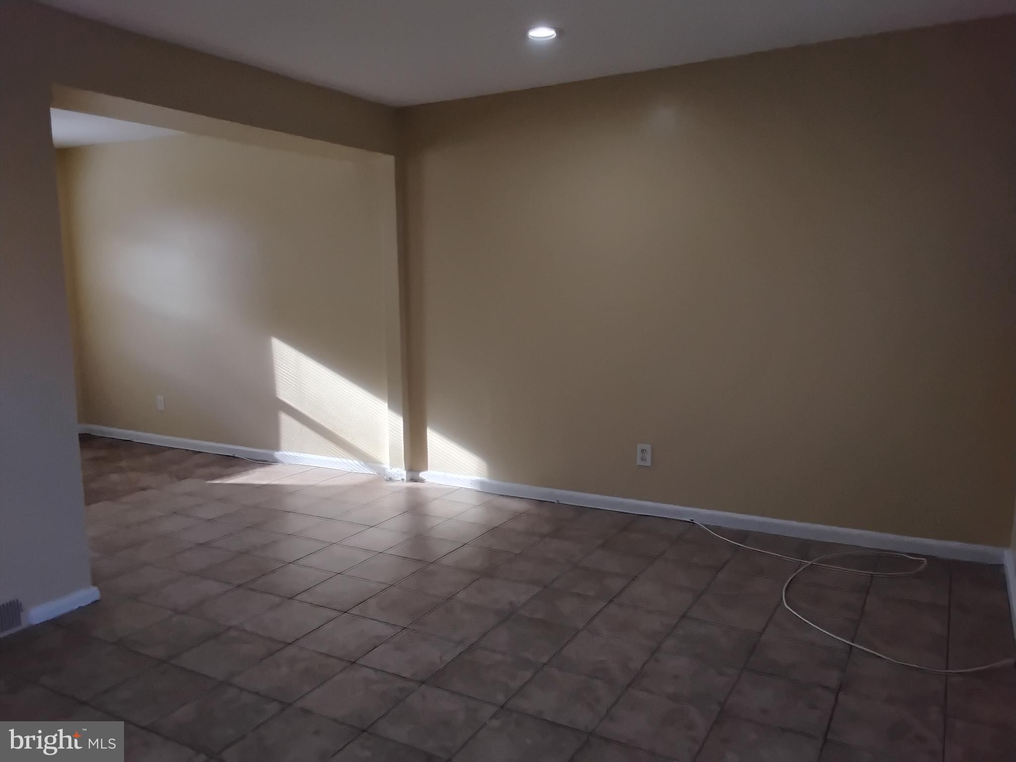 IVERSON MEWS CONDOMINIUM - Residential Lease