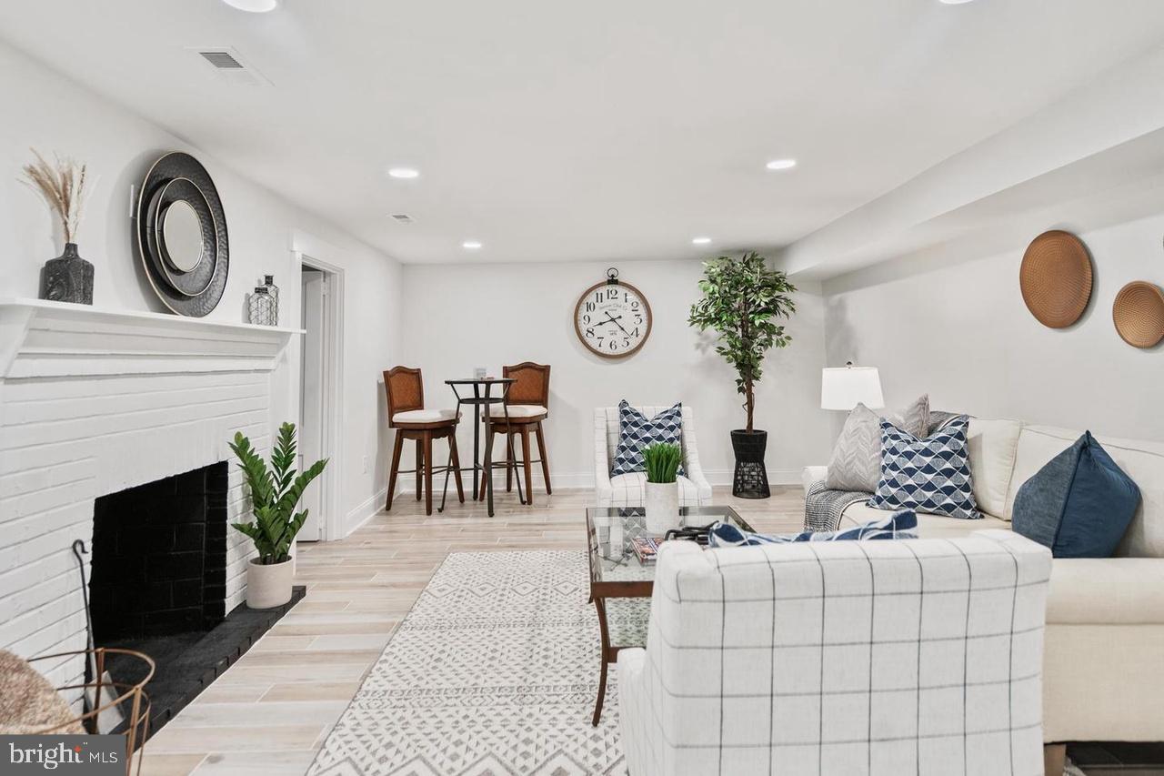 PINECREST - Residential