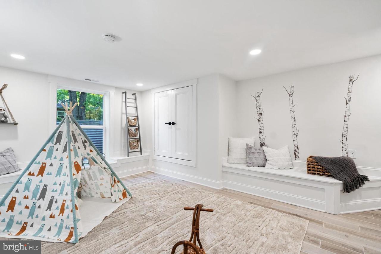 PINECREST - Residential