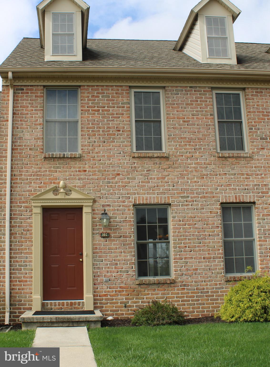 Three bedroom, two and a half bathroom condo.
Note: Applicant must fill out an application and be approved PRIOR to viewing the property. The online application can be found on our website. You can apply for this property under the property description.