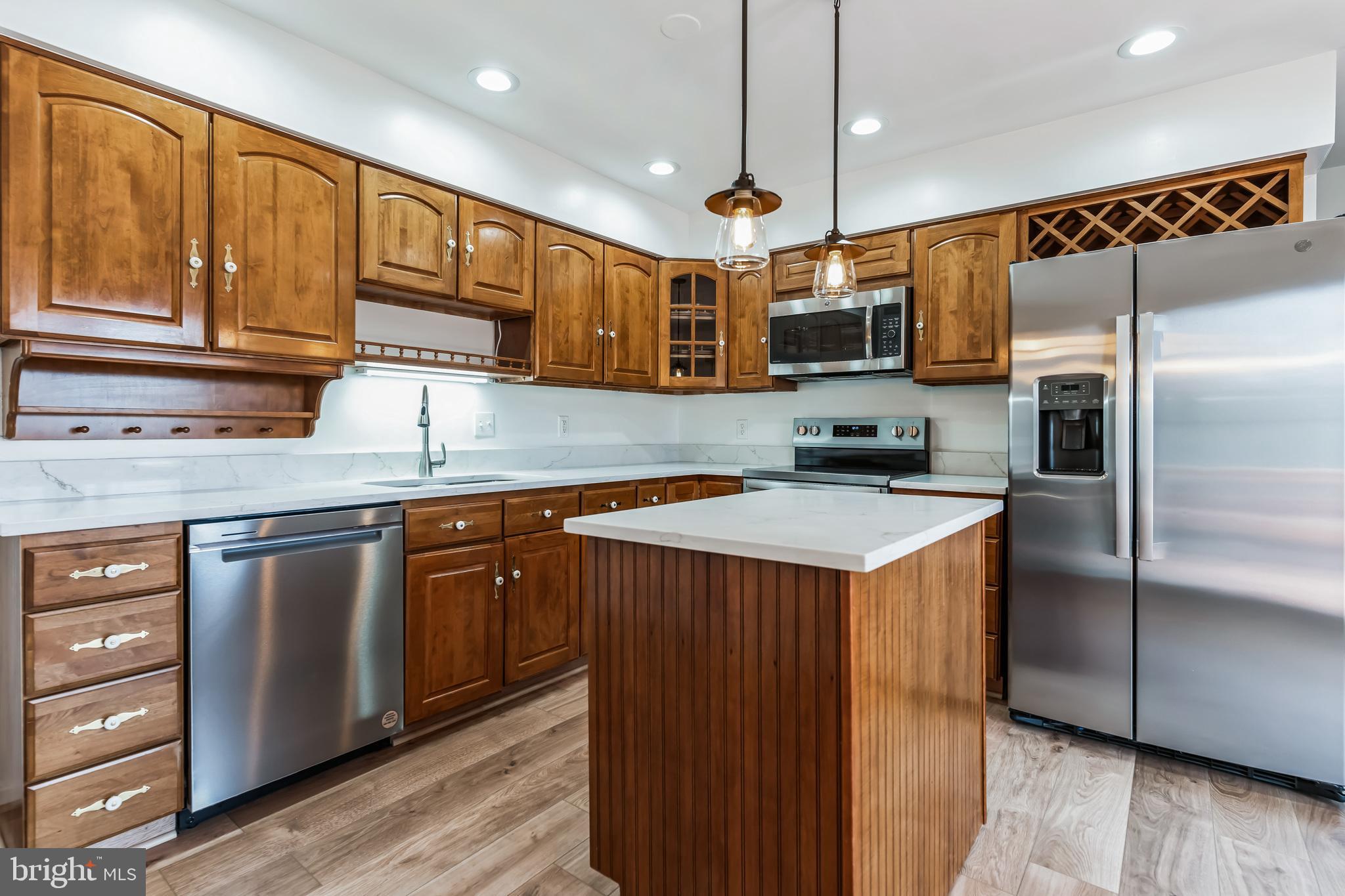 COUNTRY CLUB LAKE - Residential