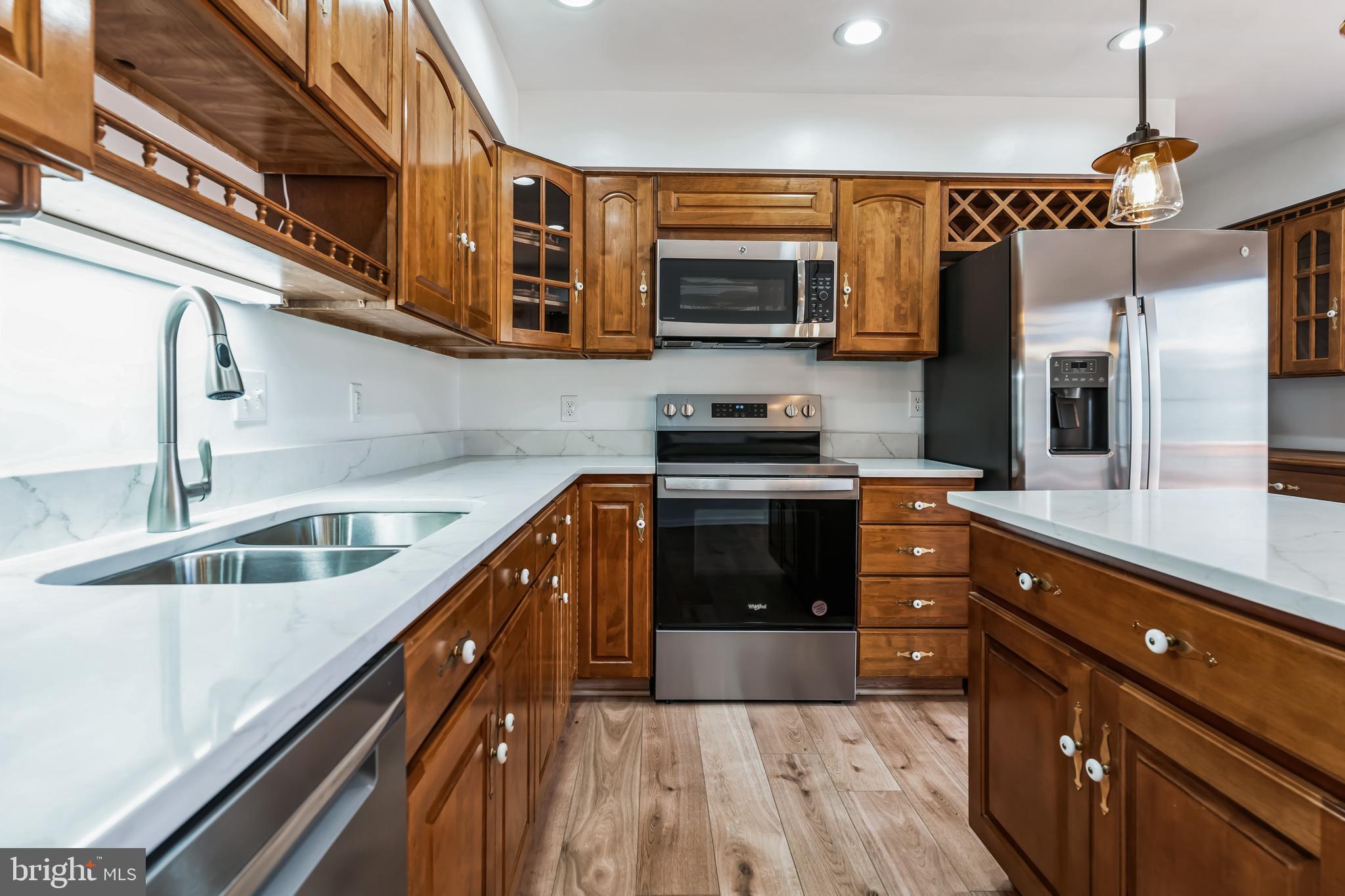 COUNTRY CLUB LAKE - Residential