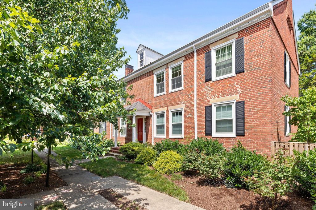 Photo of 3441 S Stafford Street #B2, ARLINGTON, VA 22206 (MLS # VAAR2064708)