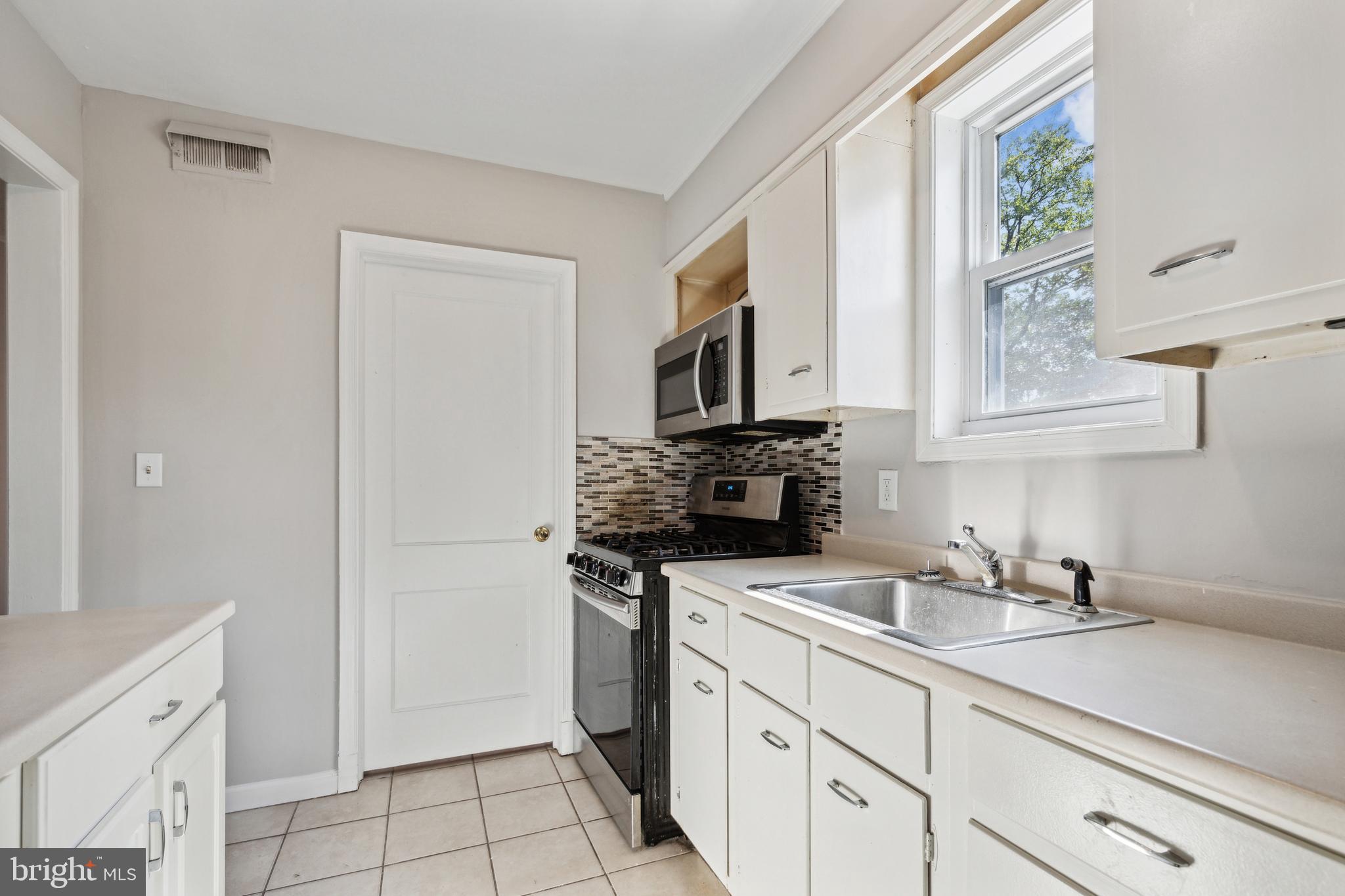 CASTLE MANOR - Residential