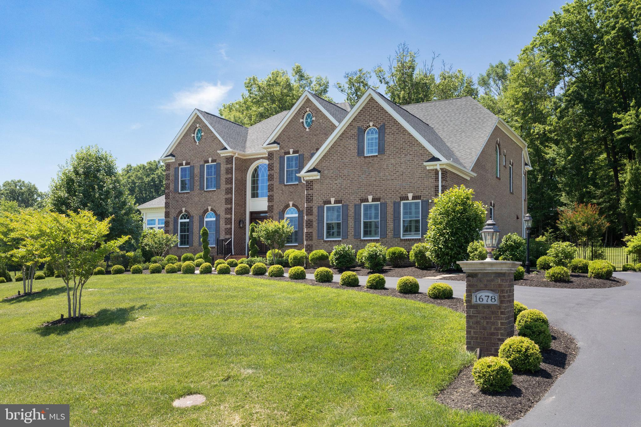 1678 HUNTING CREST WAY