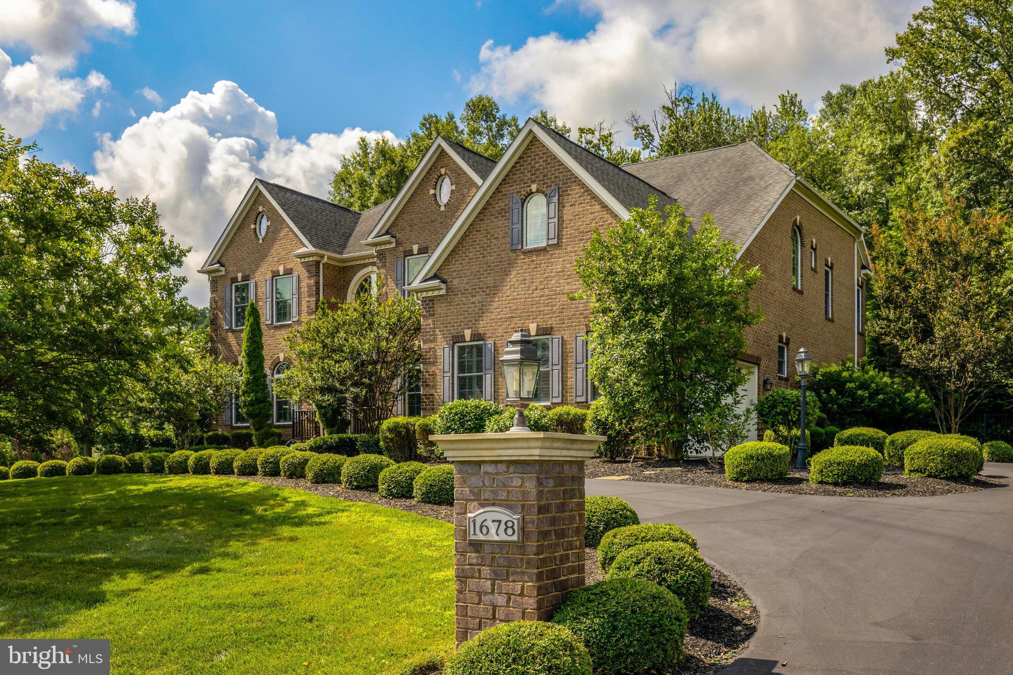 1678 HUNTING CREST WAY