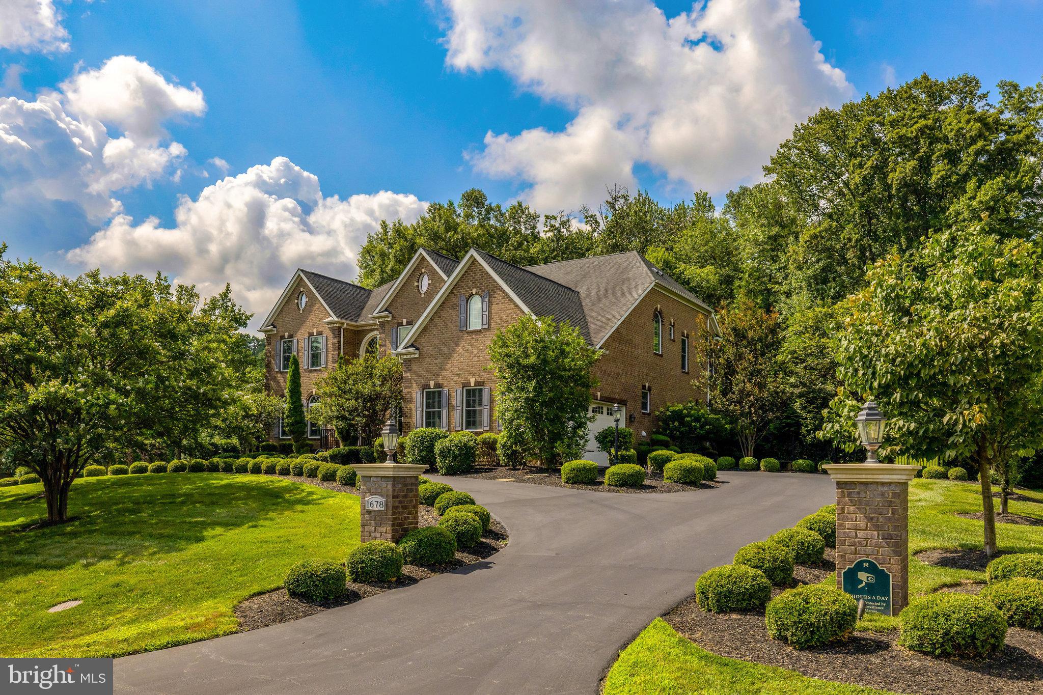 1678 HUNTING CREST WAY