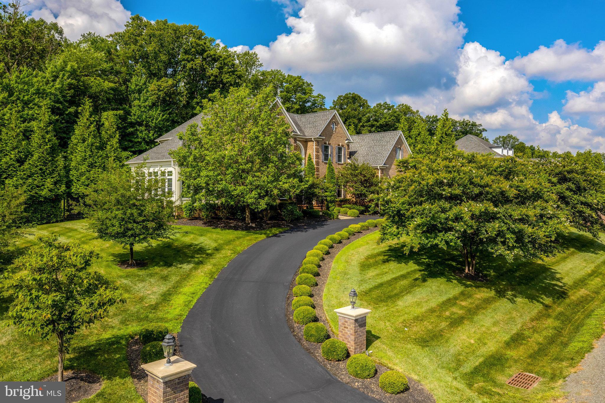 1678 HUNTING CREST WAY