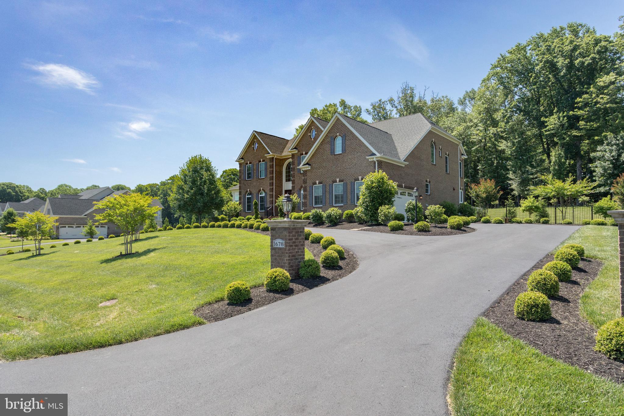 1678 HUNTING CREST WAY