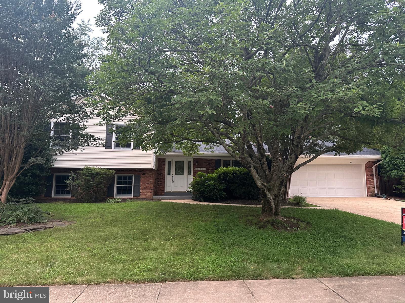 Desirable Neighborhood, Upscale SPLIT LEVEL 3 BR, 2FB, 1HF, Hardwood Floor Study room Family Room, Hardwood Floored Special room in Main level, nice backyard, IN Lake vale court Community, GRANITE COUNTER TOP, CLOSE TO FLINT HILL ELEM, MADISON HIGH, VIENNA METRO, SHOPPING, EAT OUTS, CLOSE TO TYSON.
Well Maintained , Vacant Schedule online
