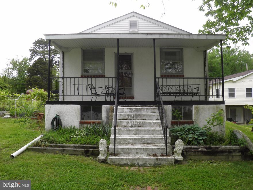 Waterfront home on large lot.  Might be able to split but buyer must verify.  Beautiful views.  Property is being sold as-is.  Pier is unsafe.