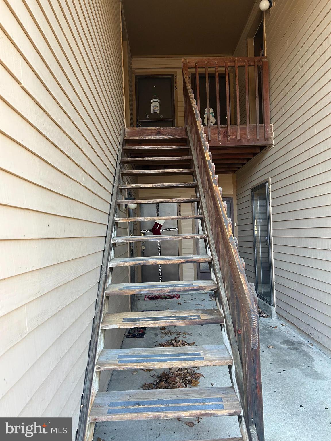 716 WOODHOLLOW DRIVE