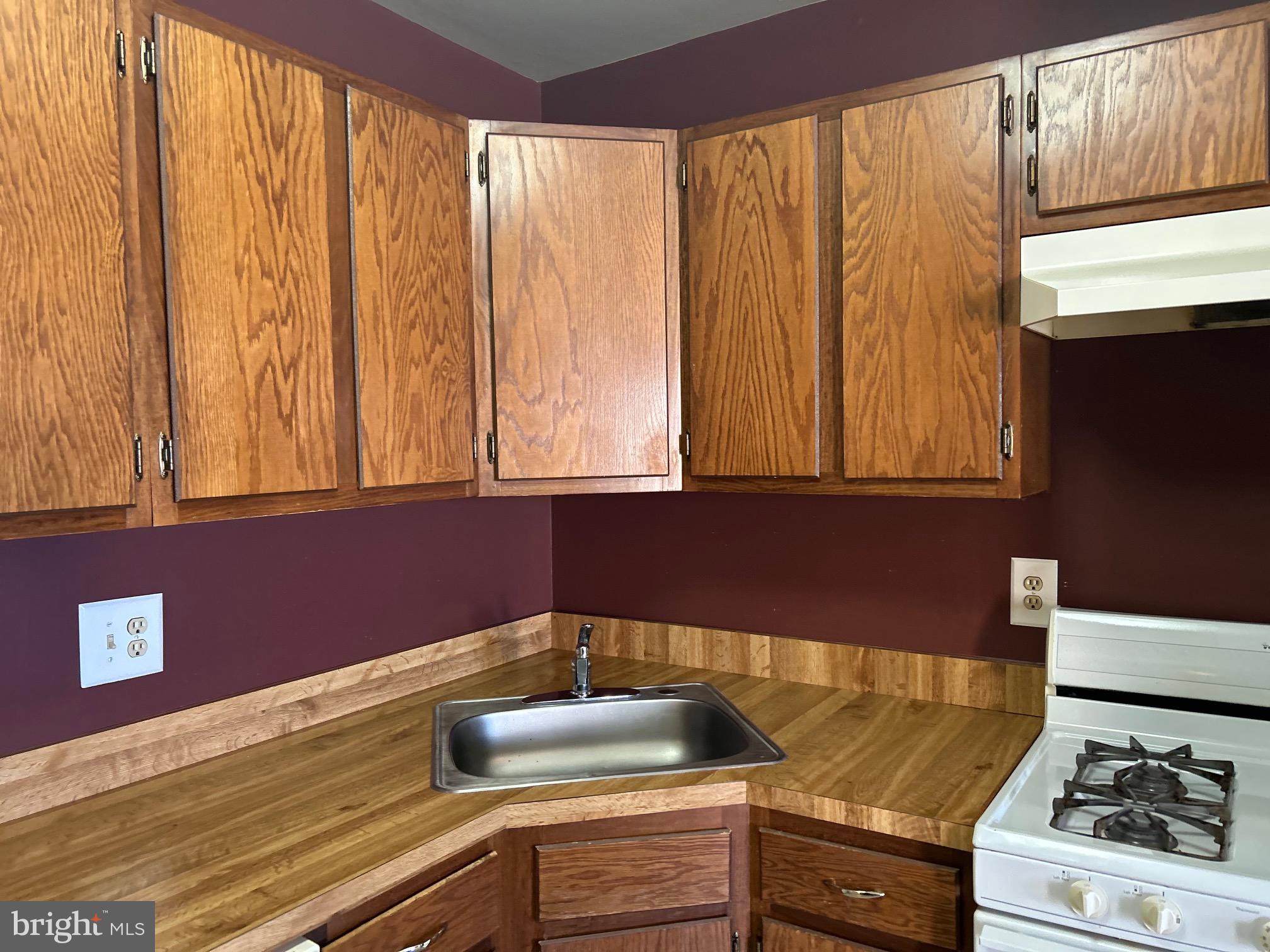 716 WOODHOLLOW DRIVE