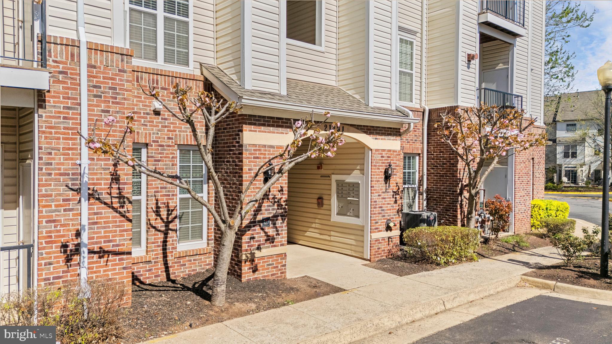 THE COMMONS ON POTOMAC SQUARE - Residential