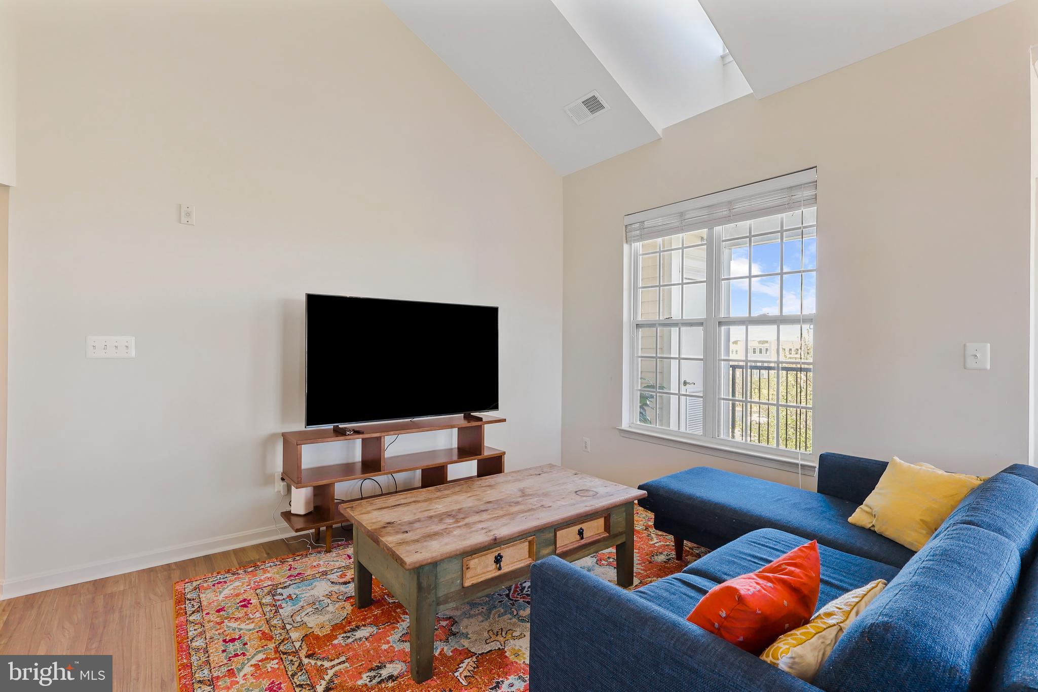 THE COMMONS ON POTOMAC SQUARE - Residential