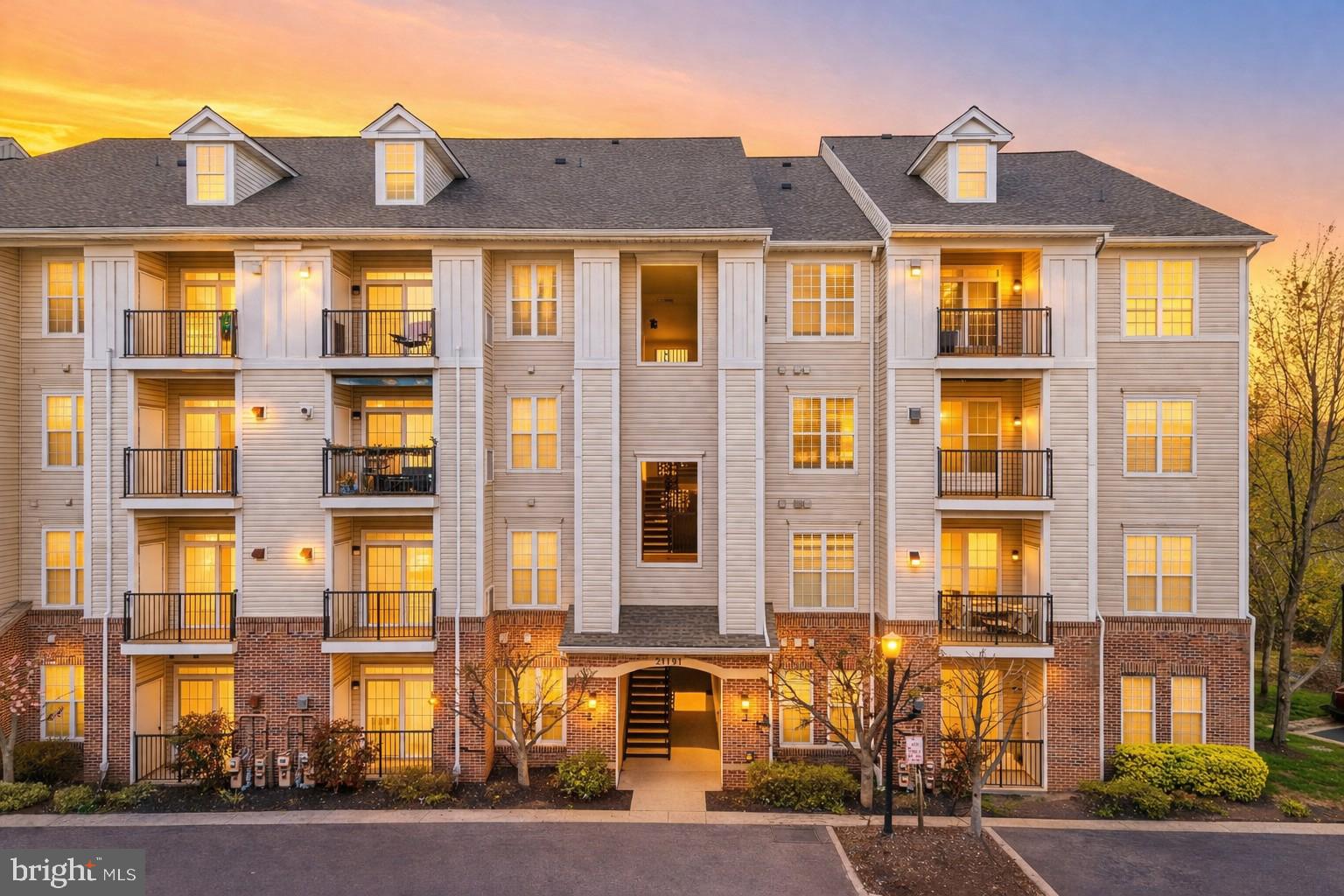 THE COMMONS ON POTOMAC SQUARE - Residential
