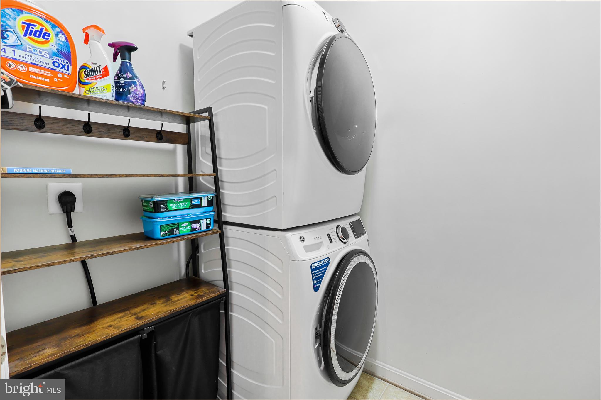 THE COMMONS ON POTOMAC SQUARE - Residential