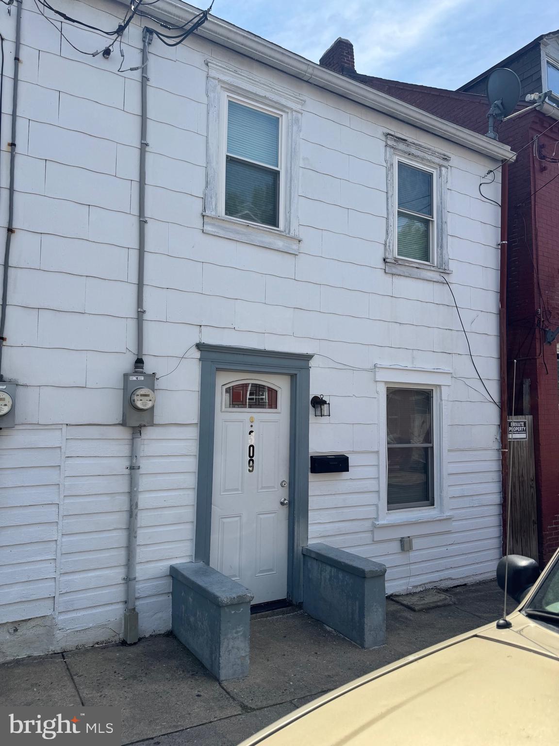 For rent is a 1 bedroom, 1 bathroom split home in Lancaster city. Home has a small rear fenced in yard. Home has stackable washer/dryer hookups. Tenants must have a minimum credit score of 600 or higher to qualify. Tenants are responsible for all utilities. No Smoking, No Pets.