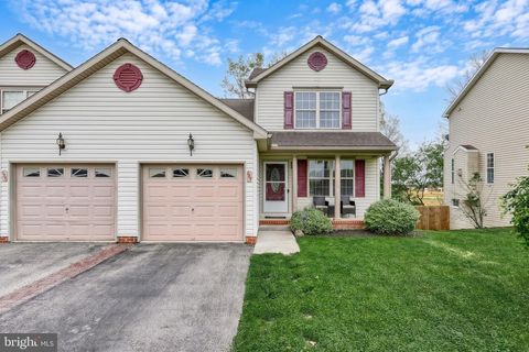 Townhouse For Sale - 137 Maple Drive<br/> HANOVER, PA 17331