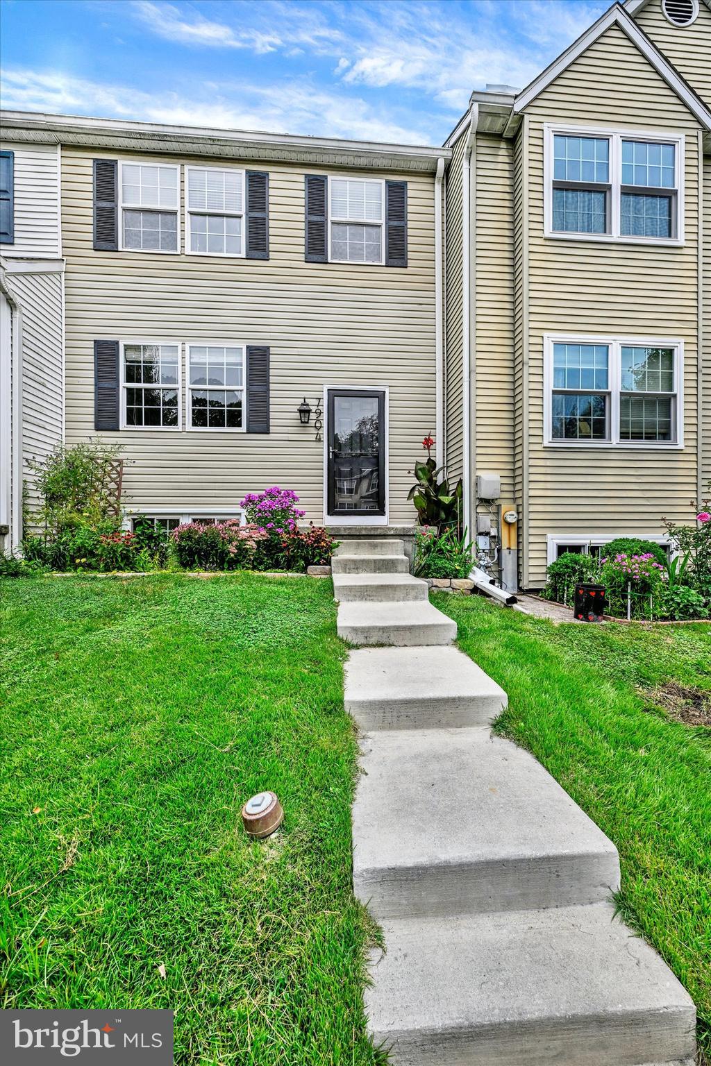 7904 DELLA ROSA COURT