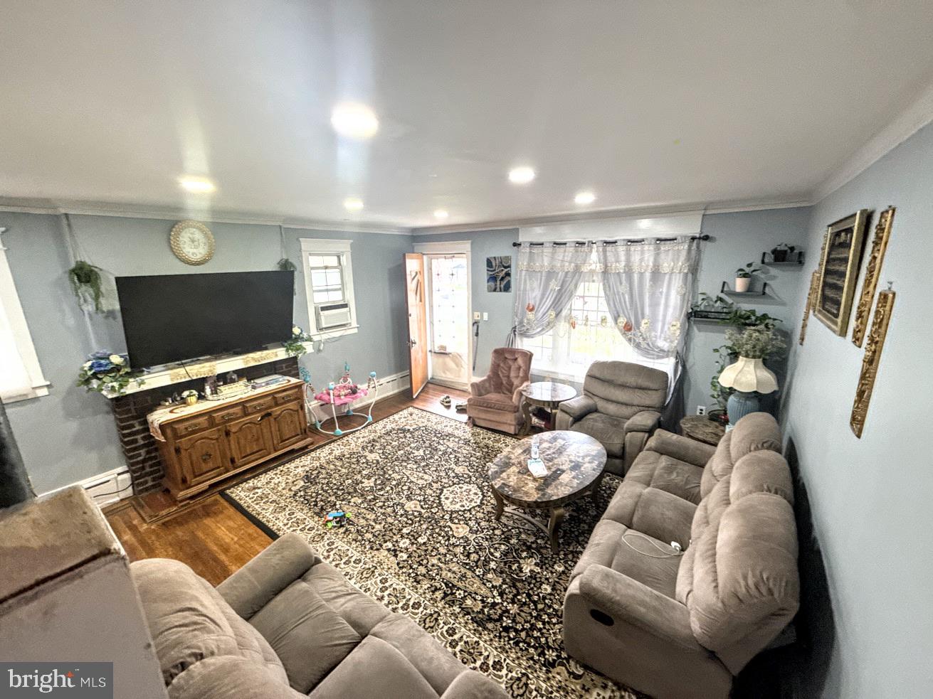 OXFORD CIRCLE - Residential