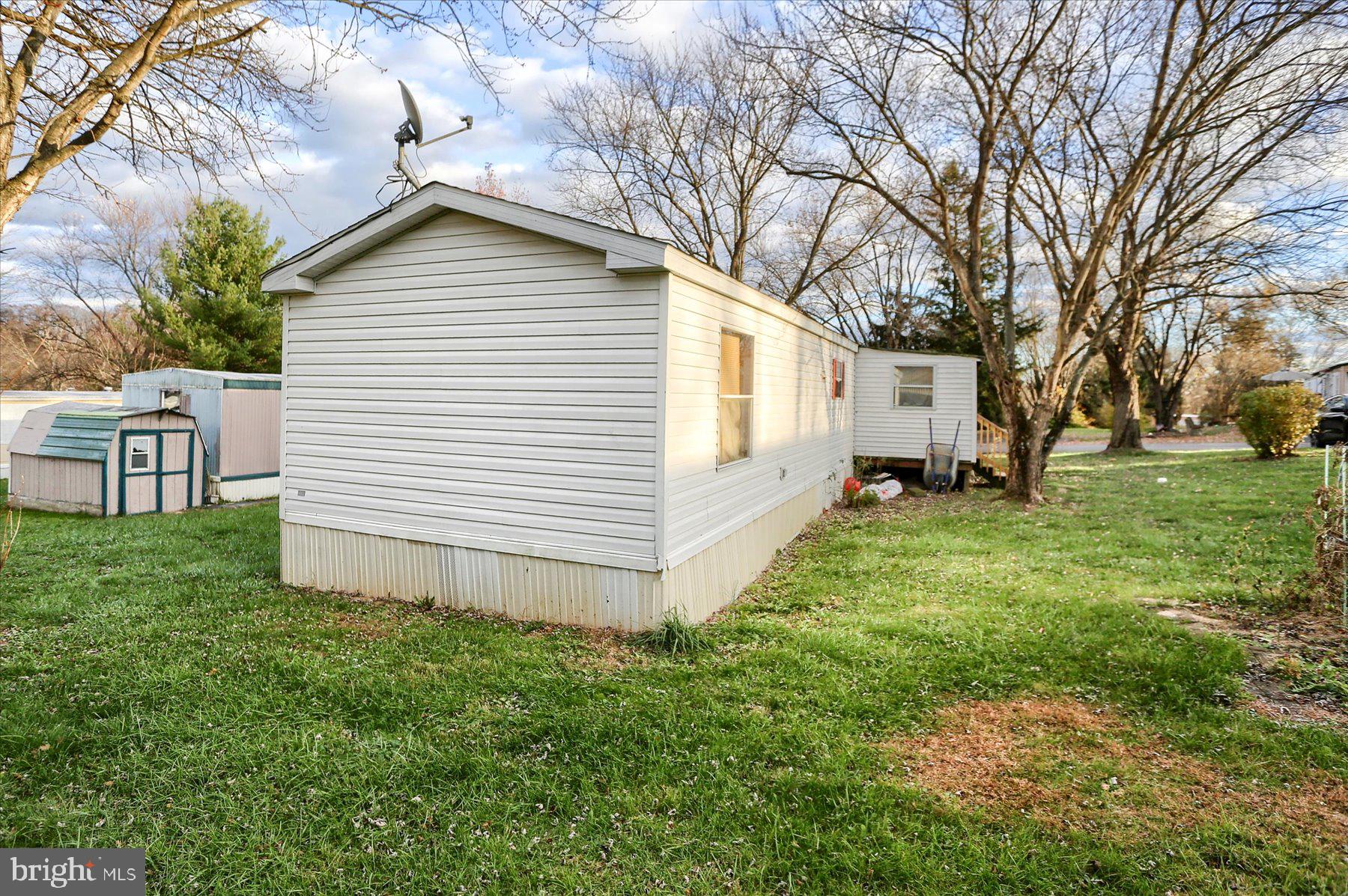 COUNTRY MANOR WEST - Residential