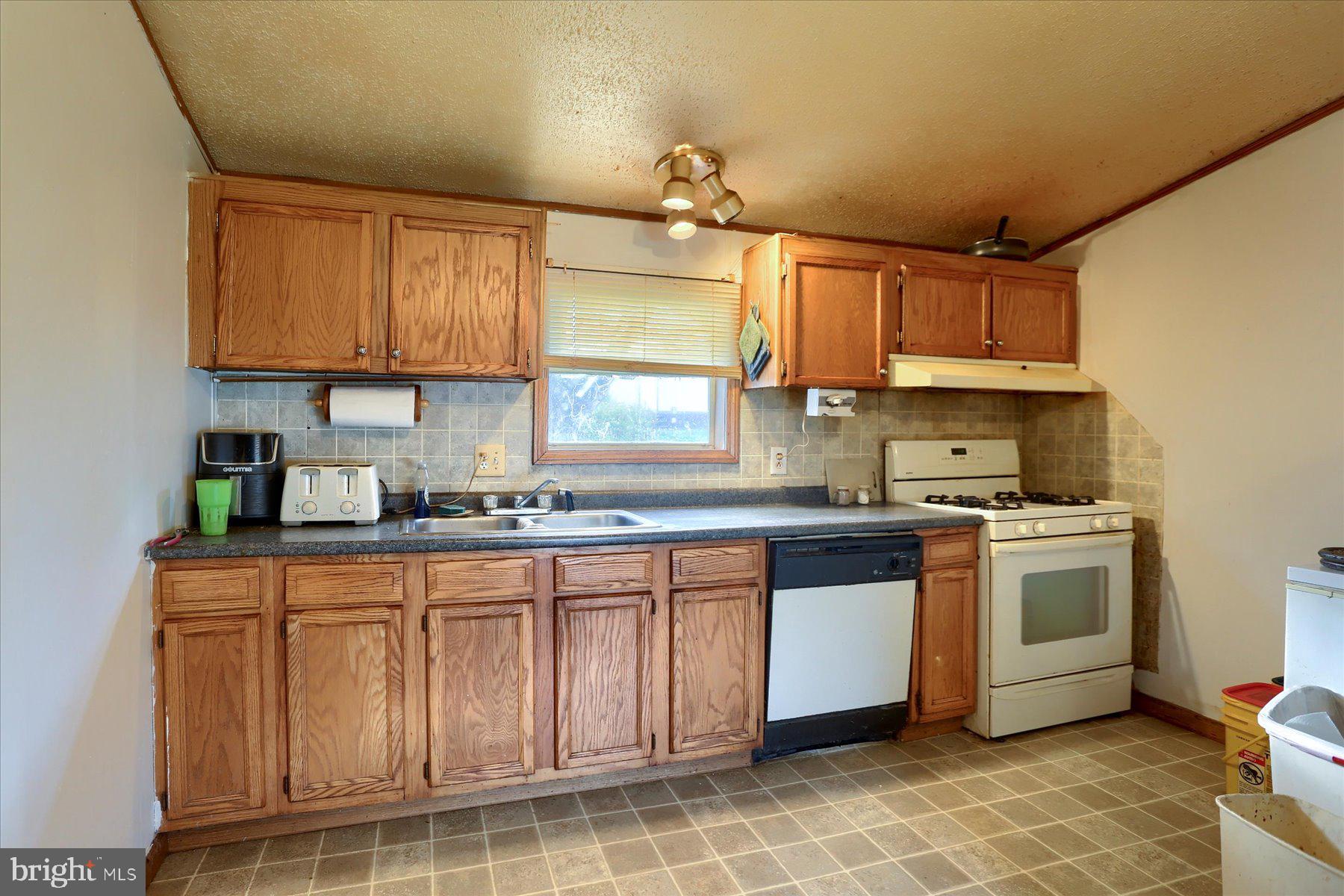 COUNTRY MANOR WEST - Residential