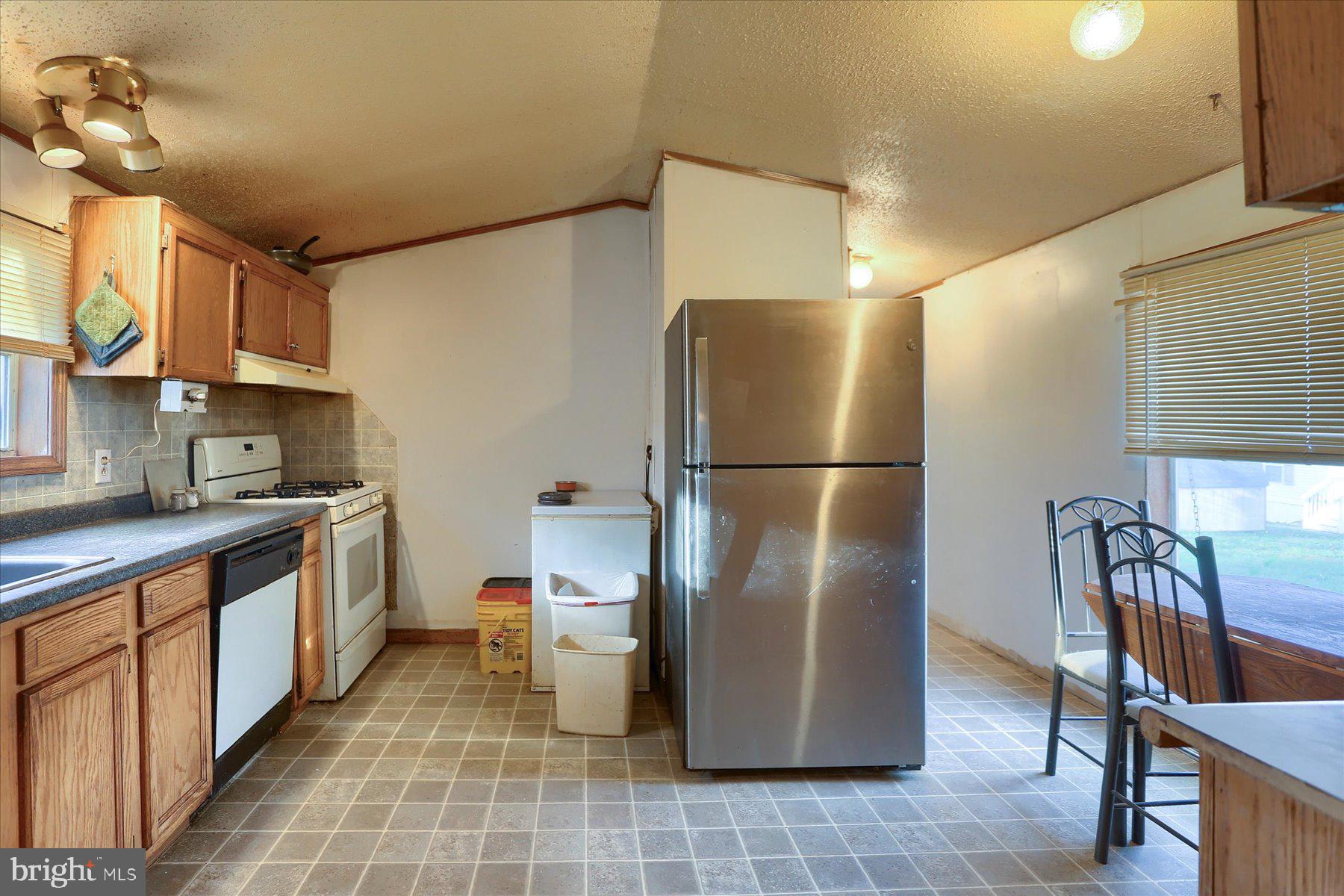 COUNTRY MANOR WEST - Residential