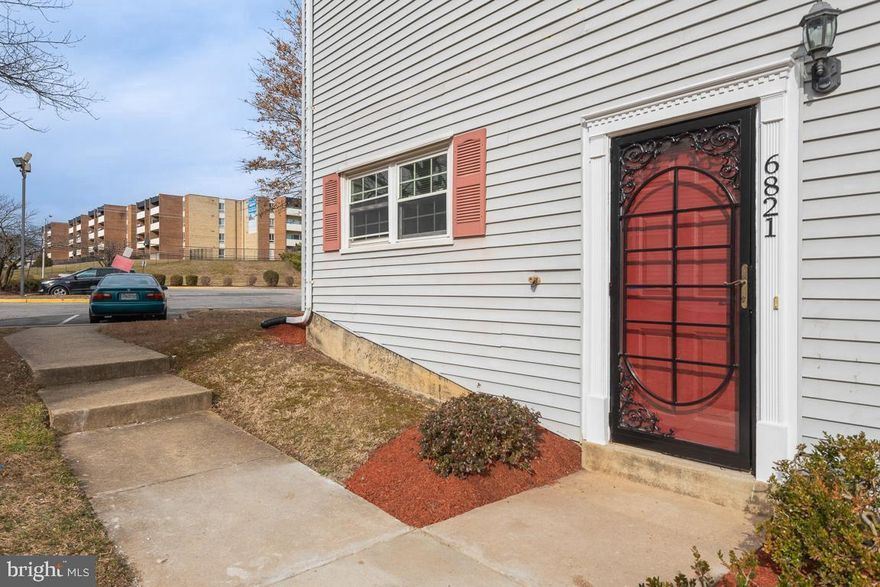 We kindly welcome "The Housing Voucher"
This beautifully updated move in ready home is waiting for you! Come check out this spacious 3 bedroom 1 bathroom condo! This end unit property features an eat in kitchen, newly updated bathroom, new carpet, fresh paint, and a spacious cozy living room. This is the home that you have been waiting for.