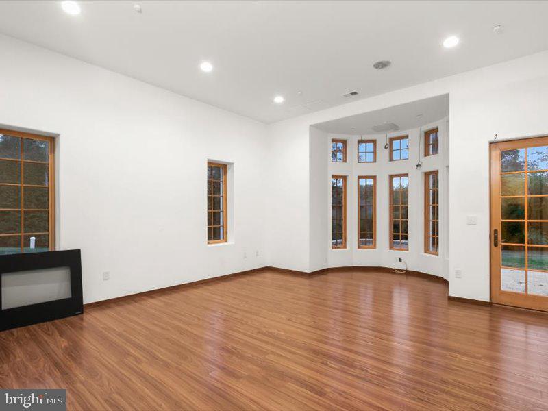 POTOMAC VILLAGE - Residential