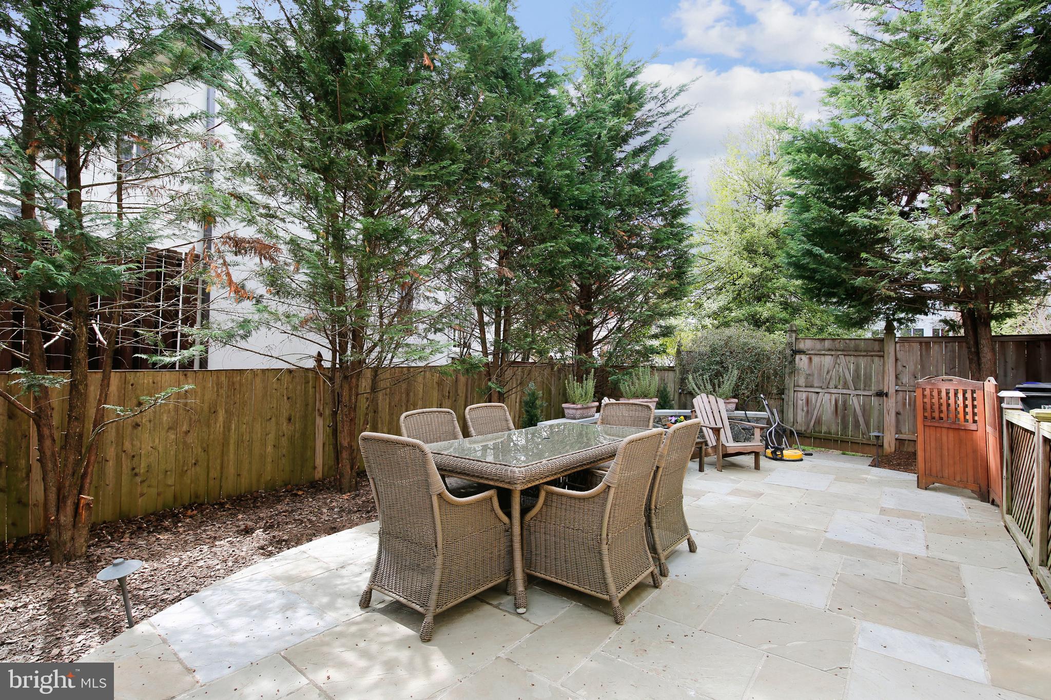 ENGLISH VILLAGE - Residential