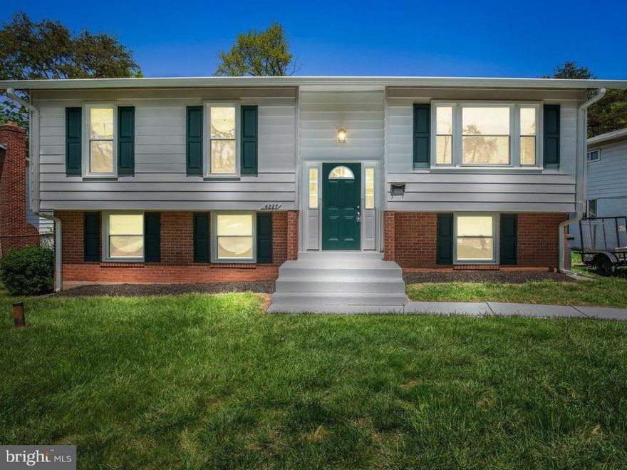 🏡 Modern 4BR/3BA Single-Family Home – $3,300/Month
Live in comfort and style in this updated 4-bed, 3-bath home near Meloy Field, Costco, ALDI & more!
✨ Open floor plan with hardwood floors
🍽️ Modern kitchen with granite & stainless steel
🛏️ Spacious bedrooms + upgraded en-suite
📺 Separate family room, finished basement, laundry room
🌳 Fenced backyard + fresh exterior paint

New roof, great curb appeal, walkable location – this home has it all. Ready for immediate move-in!


📅 Schedule your tour today!