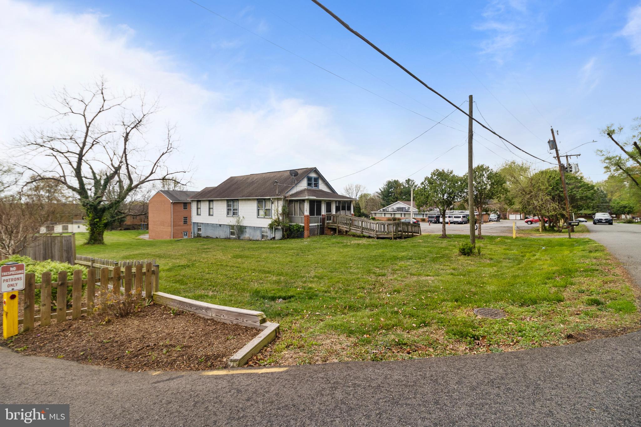 Main image without alt text