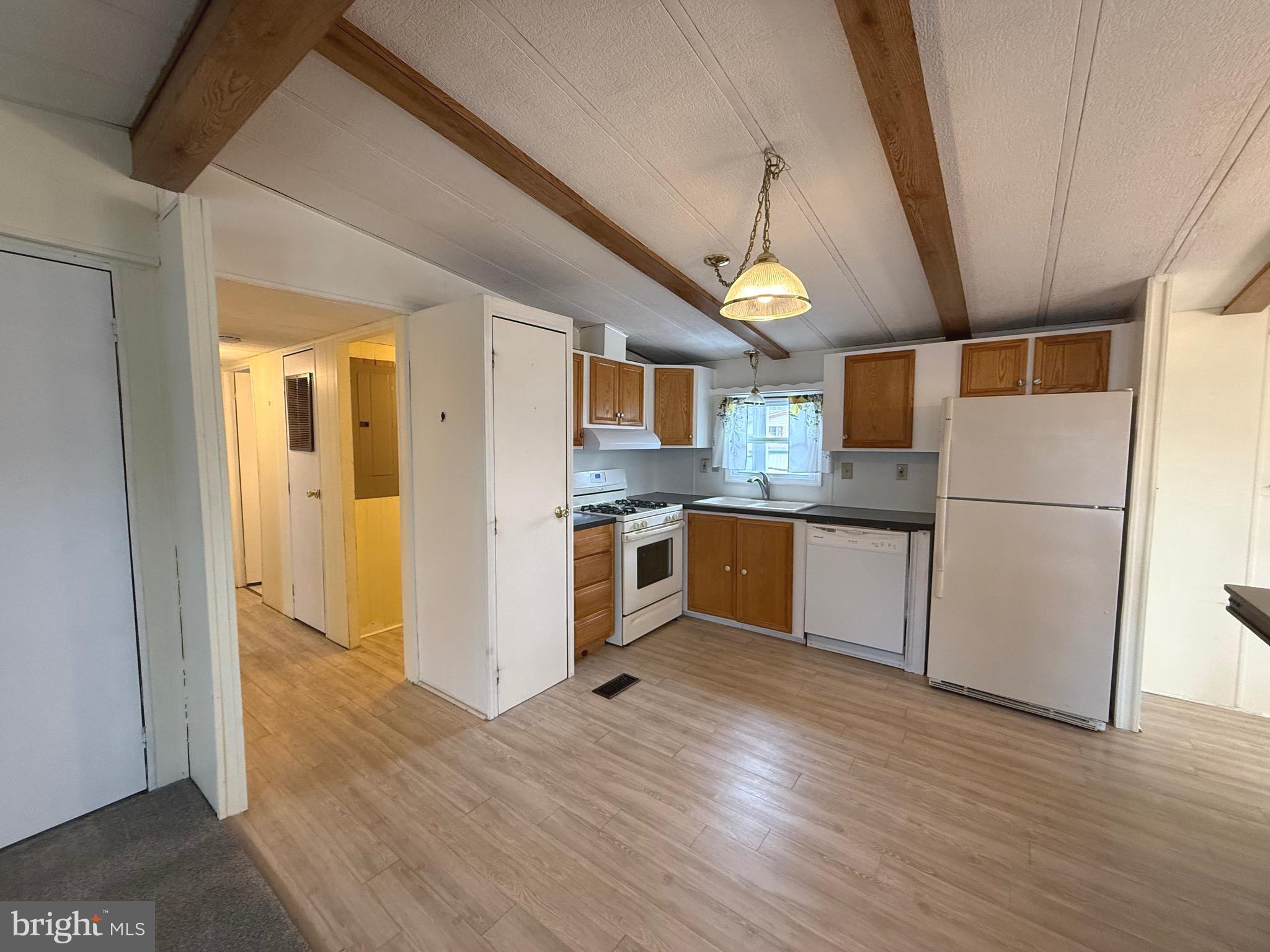 COUNTRY MANOR FARMS - Residential