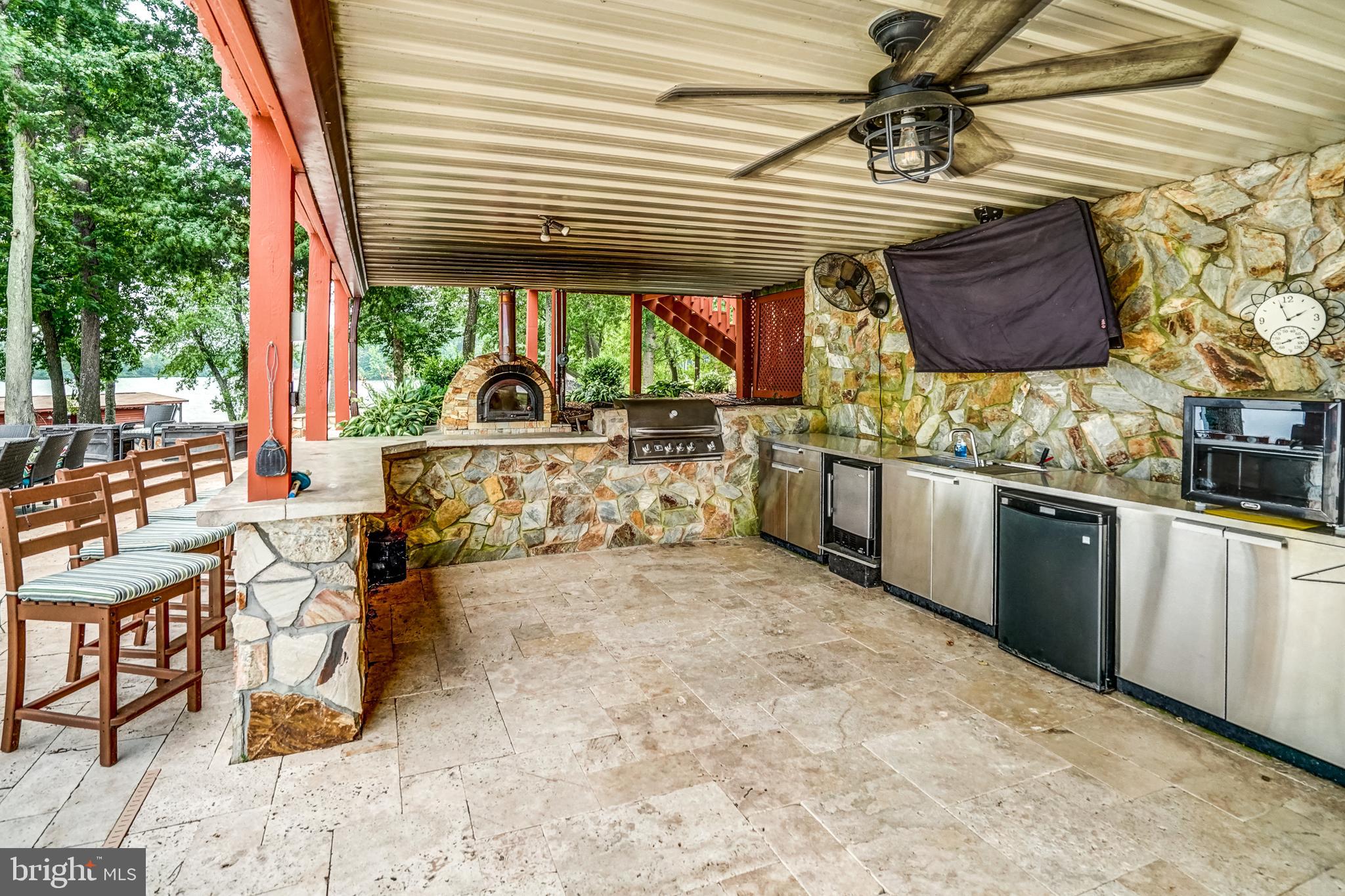 SANDY POINT - Residential